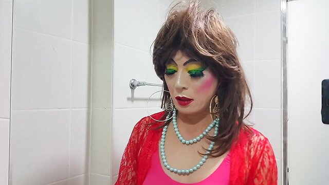 Sissy Niclo`s Heavy Makeup Look: Express Your Femininity
