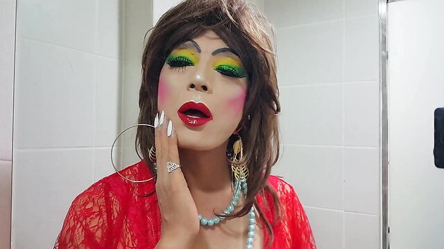 Sissy Niclo`s Heavy Makeup Look: Express Your Femininity