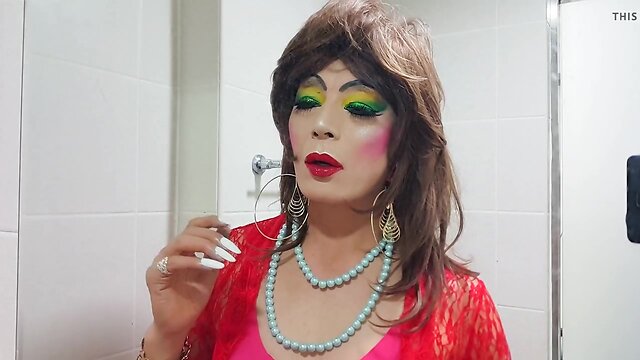 Sissy Niclo`s Heavy Makeup Look: Express Your Femininity