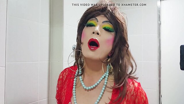 Sissy Niclo`s Heavy Makeup Look: Express Your Femininity