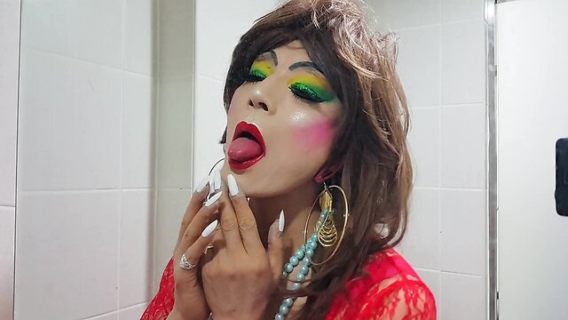 Sissy Niclo`s Heavy Makeup Look: Express Your Femininity