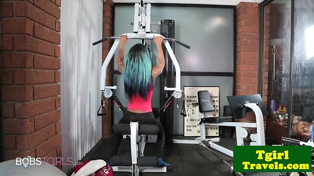 Ebony gym trap pisses in bottle after workout