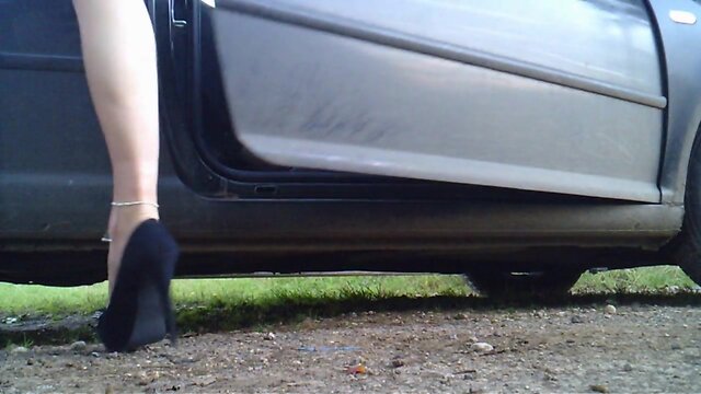 Outdoor masturbation - slut tranny