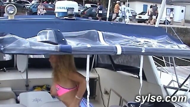 Lesbiennes exhib avec godes, strapon et fist public