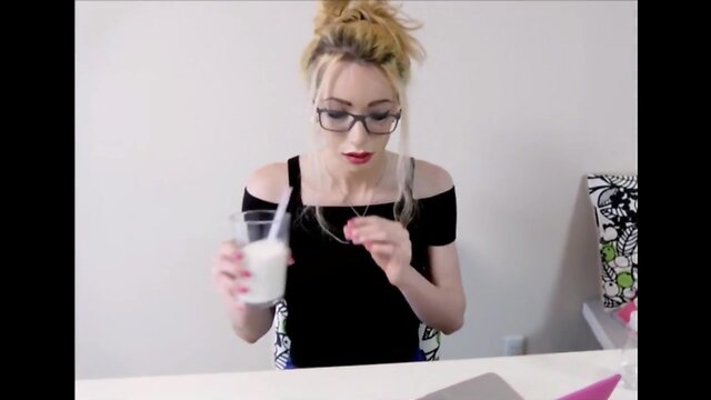 TS blonde in masturbation solo..