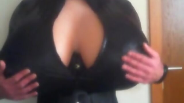 16 KG Titten im Lackkleid