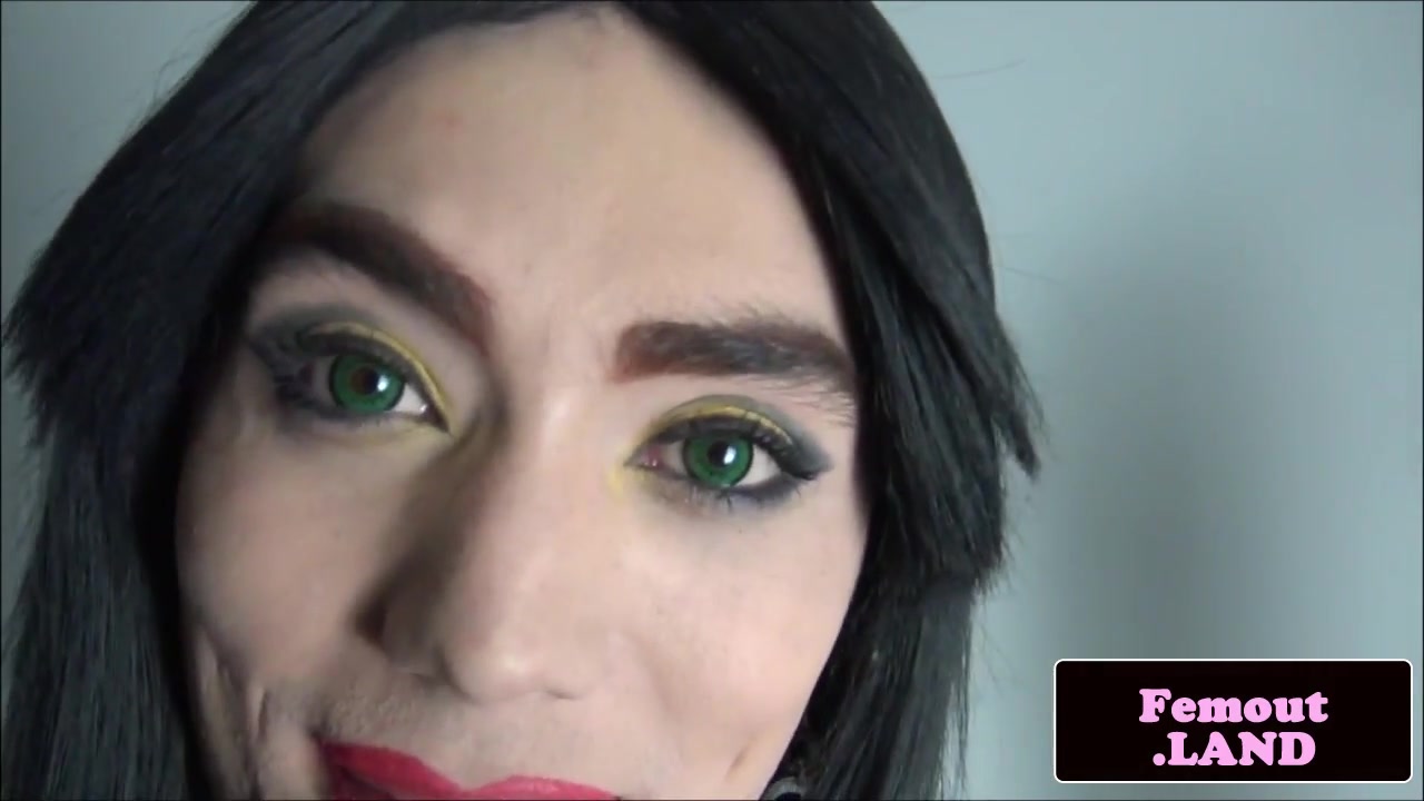 Amateur trap beauty toys tight ass on camera