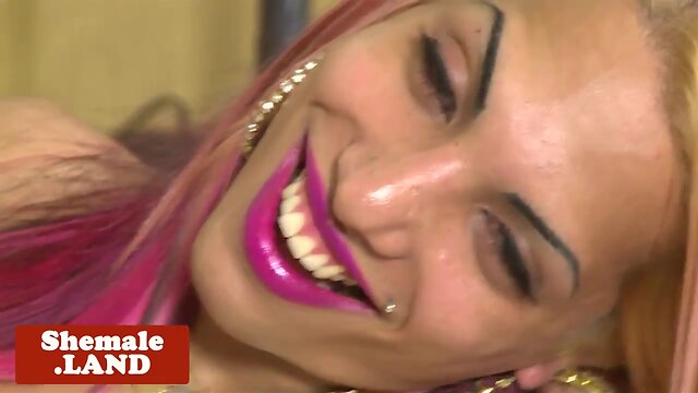 Alternative shemale beauty wanksoff solo