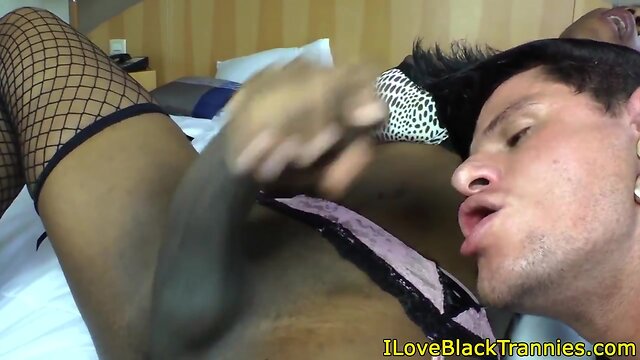 Rimming ebony ts drills a tight asshole