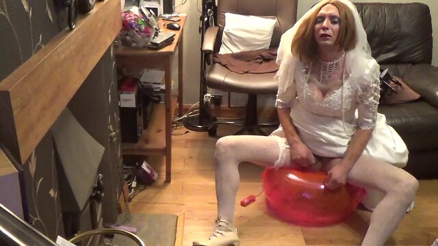 A Bride`s Wild Night: Passionate Pleasure with a Shemale Lover