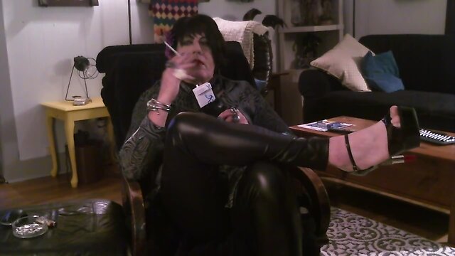 Smoking a Capri Menthol 120