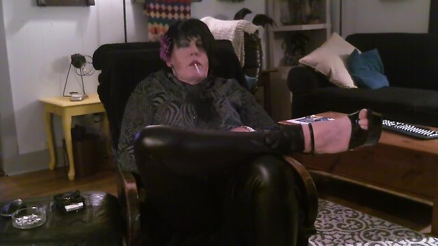 Smoking a Capri Menthol 120