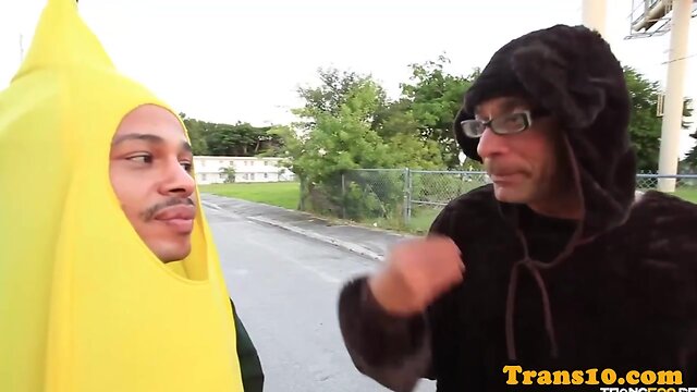 Halloween tgirl spitroasted in latin threeway