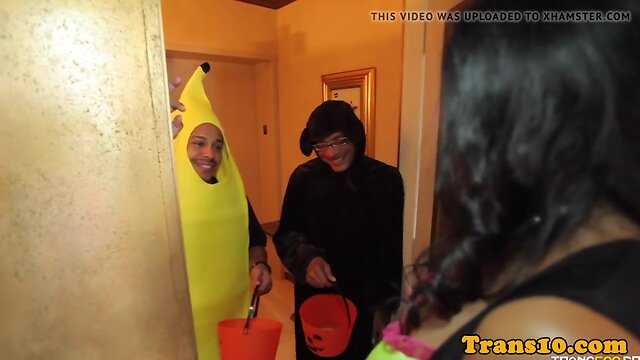 Halloween tgirl spitroasted in latin threeway