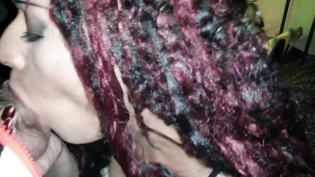 une magnifique trans s'occupe de moi