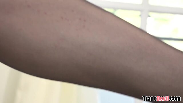 Blonde T-girl Nikki Vicious