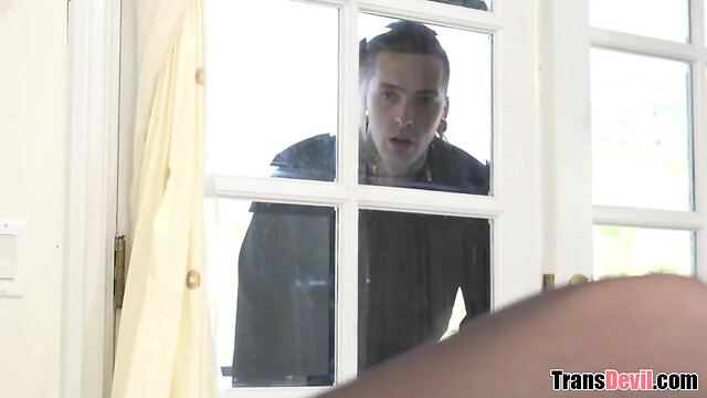 Blonde T-girl Nikki Vicious