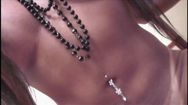 Sexy Brazilian shemale gives nice fuck