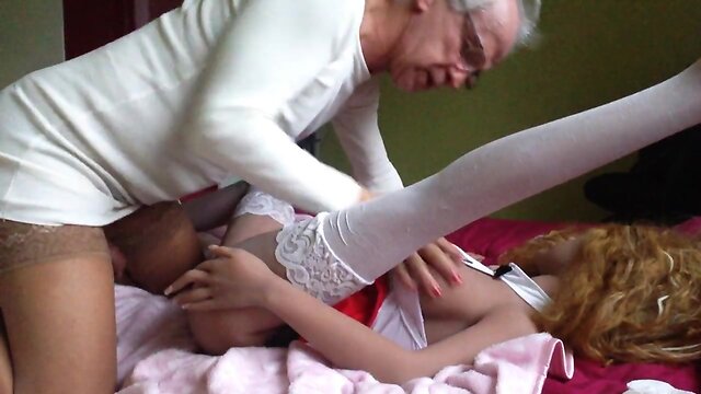 Doll Lya. Chatte souillee par le travelo