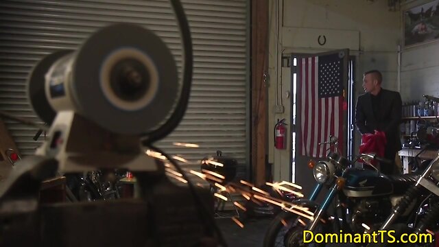 Guy rims transgender babes ass before analsex