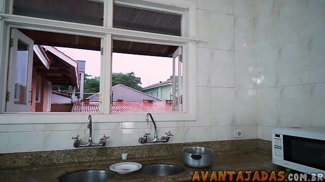 Travesti fazendo garoto de escravo na cozinha