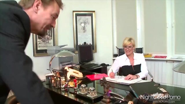 Office Schlampe Milf fickt Ihren Angestellten