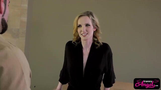 Chesty tranny Kayleigh Coxx wants big penis inside her anus