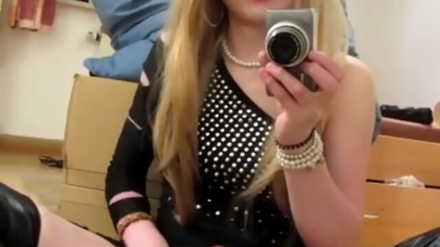 Pretty trap jerks and bursts on mirror