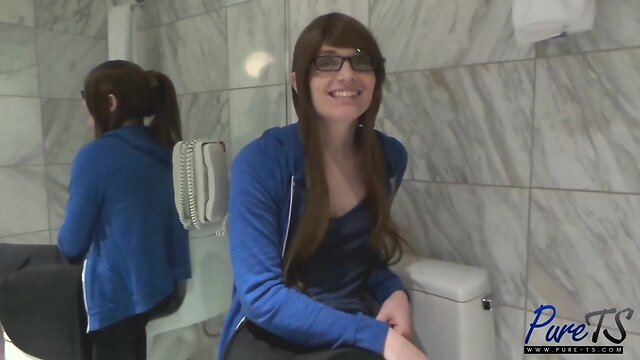 New Porn Star Natalie Mars: Sexy Glasses & Amazing Booty!