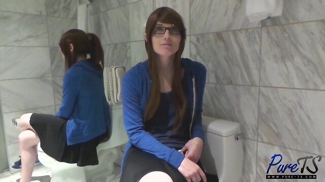 New Porn Star Natalie Mars: Sexy Glasses & Amazing Booty!