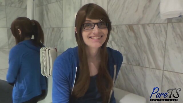 New Porn Star Natalie Mars: Sexy Glasses & Amazing Booty!