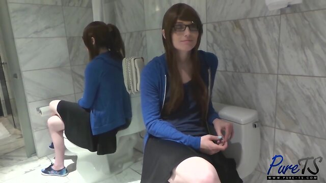 New Porn Star Natalie Mars: Sexy Glasses & Amazing Booty!