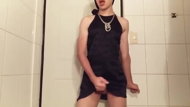 Sultry logdicked t-girl in sexy skirt