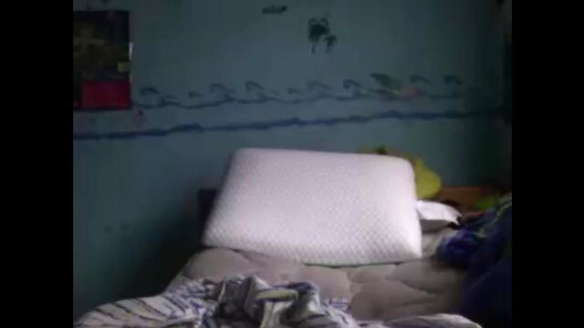 dicke Teeny-Transe wichst sich und spritzt ab