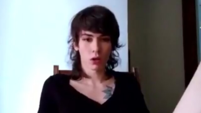 bella CD si masturba sborra e lecca tutto