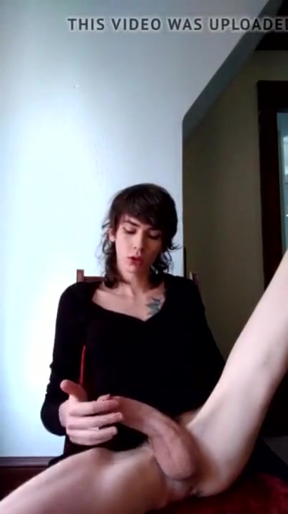 bella CD si masturba sborra e lecca tutto