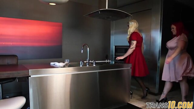 Les t-girl facializes sapphic redhead