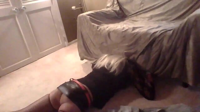 stuck under bed-texted friend to come save me