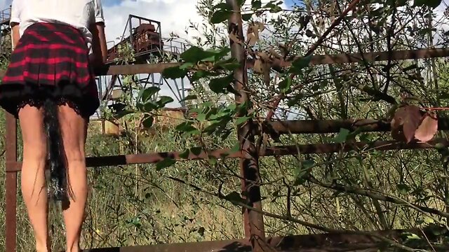 Nice butt in scotch kilt in public with ponytail