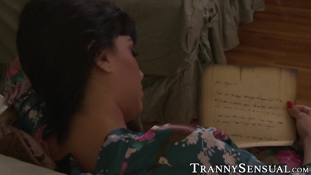 Pretty shorthaired t-girl bangs an older sexy blond hard