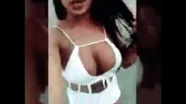 T-chick Public Handjob