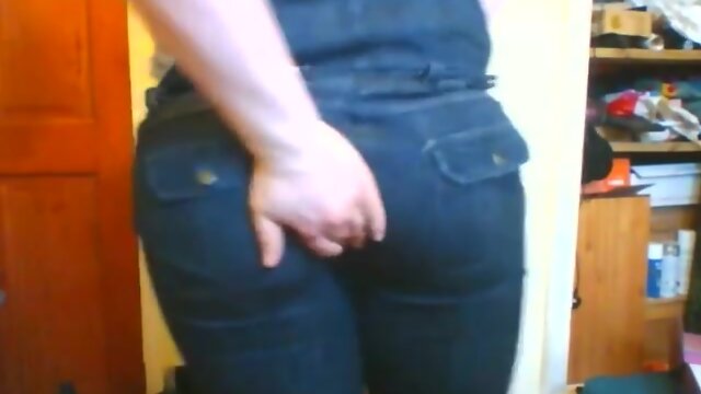 Amateurish chubby teenager woman mask rubbing herself