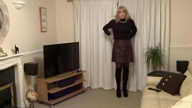 Amateur Tease in Stockings: Cum & Have a Biscuit!