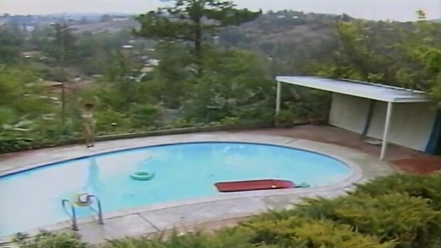 SHEMALE Julie Bond & Soldier