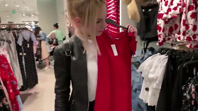 Chick blows t-girl in changing room