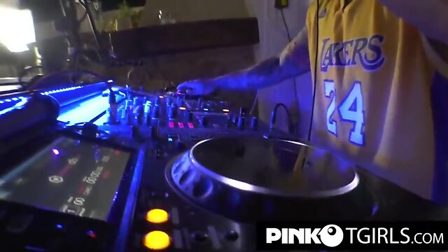 Waleska sargentely cums in the mouth of the deejay