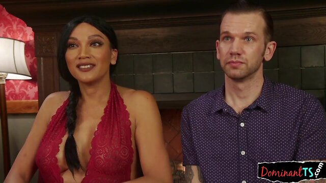 Cocksucked tran sprays jizz after analsex