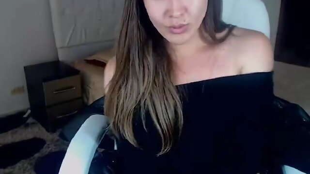 Seductive Shapeshifter Captivates Viewers with Steamy Performance