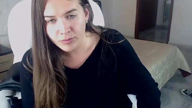 Seductive Shapeshifter Captivates Viewers with Steamy Performance