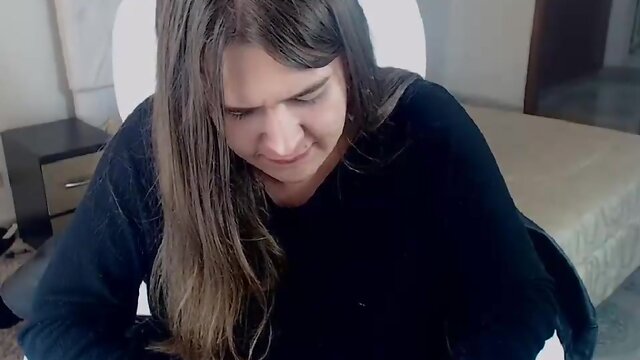 Seductive Shapeshifter Captivates Viewers with Steamy Performance